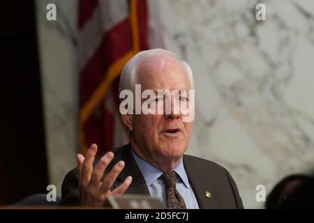 Washington, DC, USA. Oktober 2020. Der Senator der Vereinigten Staaten, John Cornyn (Republikaner von Texas), spricht während einer Bestätigungsverhandlung des Justizausschusses des Senats in Washington, DC, USA, am Dienstag, den 13. Oktober 2020. Die Demokraten bekommen ihren ersten Riss bei der Befragung von Amy Coney Barrett heute während ihrer Bestätigungsverhandlung am Obersten Gerichtshof der USA, wo sie planen, sich darauf zu konzentrieren, wie sie das Gericht in eine konservativere Richtung bewegen könnte, in Fragen wie Gesundheitsversorgung und Abtreibung. Quelle: Stefani Reynolds/Pool via CNP Quelle: dpa/Alamy Live News Stockfoto