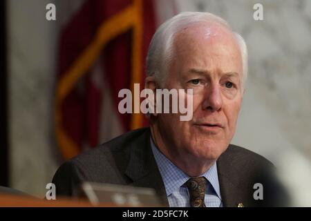 Washington, DC, USA. Oktober 2020. Der Senator der Vereinigten Staaten, John Cornyn (Republikaner von Texas), spricht während einer Bestätigungsverhandlung des Justizausschusses des Senats in Washington, DC, USA, am Dienstag, den 13. Oktober 2020. Die Demokraten bekommen ihren ersten Riss bei der Befragung von Amy Coney Barrett heute während ihrer Bestätigungsverhandlung am Obersten Gerichtshof der USA, wo sie planen, sich darauf zu konzentrieren, wie sie das Gericht in eine konservativere Richtung bewegen könnte, in Fragen wie Gesundheitsversorgung und Abtreibung. Quelle: Stefani Reynolds/Pool via CNP Quelle: dpa/Alamy Live News Stockfoto