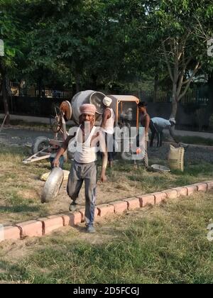 Utter pardesh , indien - Bauarbeiter arbeiten , EIN Bild von Bauarbeitern tun Arbeit in noida 11 september 2020 Stockfoto