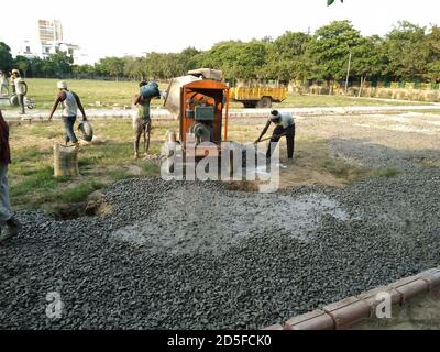 Utter pardesh , indien - Bauarbeiter arbeiten , EIN Bild von Bauarbeitern tun Arbeit in noida 11 september 2020 Stockfoto