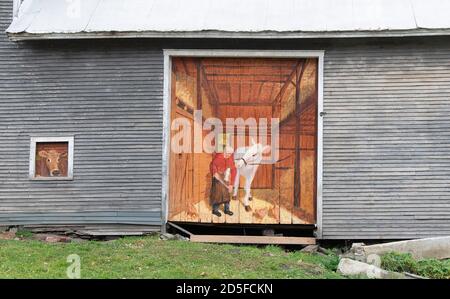 Ein Gemälde auf einer Scheunentür und Fenster entlang RT. 65 in Brookfield, Vermont, USA Stockfoto