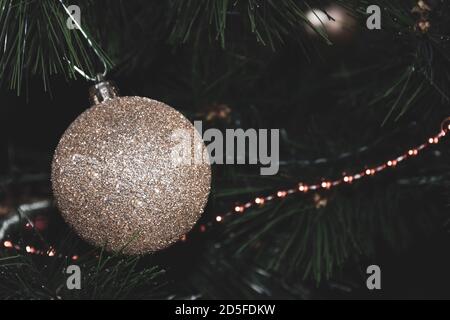 Weihnachtsbaum Ornament Goldkugel auf der linken Seite für Urlaub Winter Themen (antik) Stockfoto