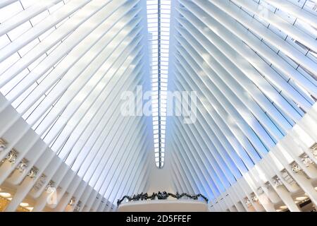 Decke des Oculus. Innenansicht des World Trade Center Bahnhofs Stockfoto