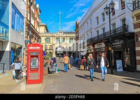 Ein alter roter Telefonkasten oder Telefonkiosk, der in einen Geldautomaten umgewandelt wurde, in der High Street, Stonebow Gate, City of Lincoln, Lincolnshire, England, Großbritannien Stockfoto