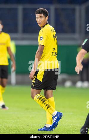 Jude BELLINGHAM (DO), ganze Figur, blickt skeptisch über die Schulter; Fußball DFB Pokal 1. Runde, MSV Duisburg (DU) - Borussia Dortmund (DO) 0: 5, am 14. September 2020 in Duisburg. Weltweite Nutzung Stockfoto