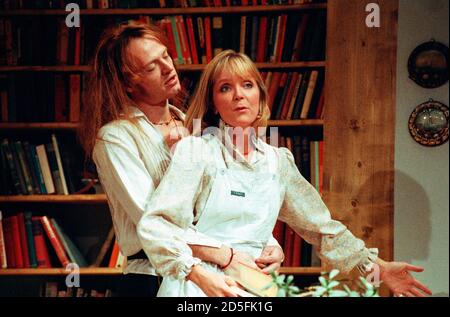 GETTING ON von Alan Bennett Design: Douglas Heap Beleuchtung: Leonard Tucker Regie: Roger Smith Jared Harris (Geoff Price), Serena Evans (Polly Oliver) Palace Theatre, Watford, England 10/10/1990 (c) Donald Cooper/PhotoStage photos@photostage.co.uk Ref./CN-438-22 Stockfoto