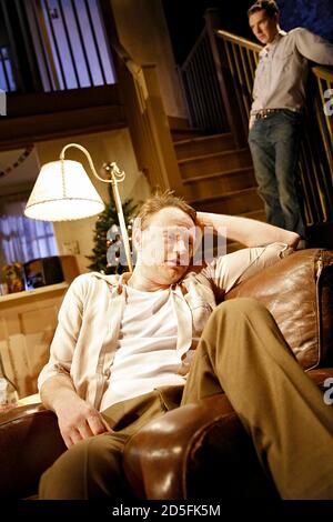 l-r: Jared Harris (Ralph Bates), Benedict Cumberbatch (George Haverstick) in PERIOD OF ADJUSTMENT von Tennessee Williams im Almeida Theater, London N1 16/03/2006 Design: Mike Britton Beleuchtung: Mark Henderson Regie: Howard Davies Stockfoto