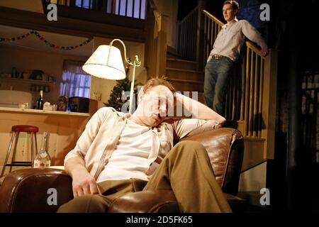 l-r: Jared Harris (Ralph Bates), Benedict Cumberbatch (George Haverstick) in PERIOD OF ADJUSTMENT von Tennessee Williams im Almeida Theater, London N1 16/03/2006 Design: Mike Britton Beleuchtung: Mark Henderson Regie: Howard Davies Stockfoto