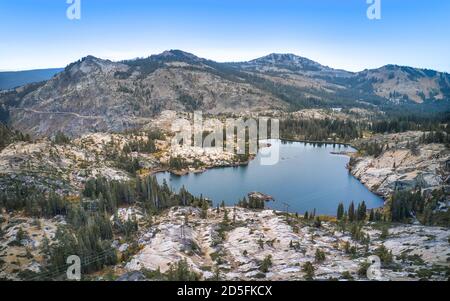 DONNER SUMMIT, CALIFORNIA, USA - Oct 08, 2020: Lake Angela, verwaltet vom Donner Summit Public Utility District, ist ein alpiner See in der Nähe des Stockfoto