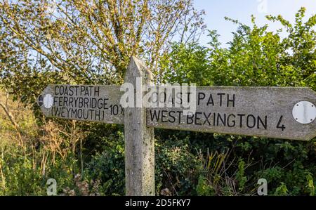 Typisches hölzerner Wegweiser nach Ferrybridge und West Bexington auf dem South West Coast Path an der Heritage Coast in der Nähe von Abbotsbury, Dorset Stockfoto