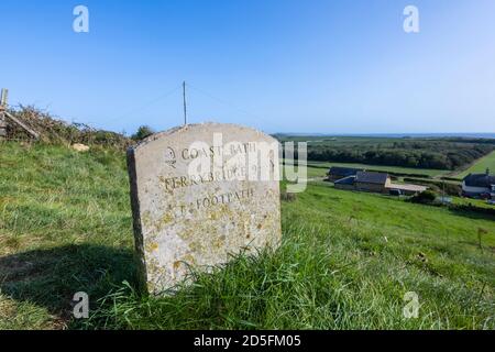 Steinwegmarkierung, die auf Ferrybridge zeigt, das auf einem Feld auf dem South-West Coast Path an der Heritage Coast, Abbotsbury, Dorset, liegt Stockfoto