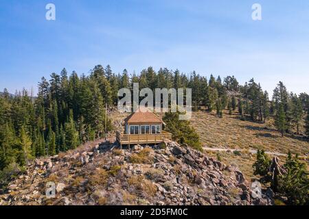 TRUCKEE, CALIFORNIA, USA - Oct 08, 2020: Eine Luftperspektive des Martis Peak Fire Lookout am Rande des Martis Peak in der Sierra Stockfoto