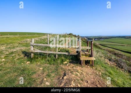 Ein typischer Holzpfad über einem Zaun auf dem Südwestküstenpfad an der Heritage Coast in der Nähe von Abbotsbury, Dorset, Stockfoto