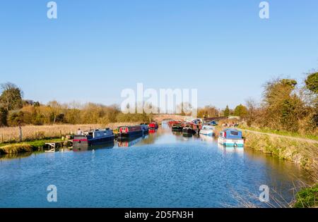 Narrowboats vertäut am Schleppturm auf der Bruce Branch des Kennet & Avon Canal in Great Bedwyn bei Marlborough, Wiltshire UK Stockfoto