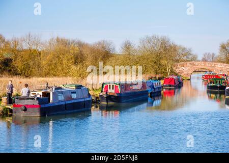 Narrowboats vertäut am Schleppturm auf der Bruce Branch des Kennet & Avon Canal in Great Bedwyn bei Marlborough, Wiltshire UK Stockfoto