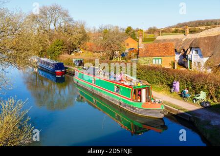 Narrowboats vertäut am Schleppturm auf der Bruce Branch des Kennet & Avon Canal in Great Bedwyn bei Marlborough, Wiltshire UK Stockfoto