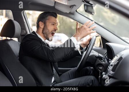 Gestresster Geschäftsmann stecken im Verkehr, spät zum Flughafen Stockfoto