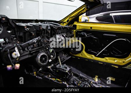 Autoservice. Auto ohne Interieur-Elemente. Stockfoto