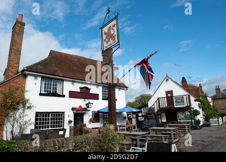 Little Missenden, Buckinghamshire, Großbritannien. Oktober 2020. Der Red Lion Pub im etwas schlittenkleinen Missenden Dorf. In der Nähe des Weilers Little Missenden in den Chilterns haben die HS2-Straßenbauarbeiten für die neue High Speed Rail von London nach Birmingham begonnen. Unter den Chilterns soll ein 10 Meilen Tunnel gebohrt werden und in der Nähe der A413 in Little Missenden soll ein Lüftungsschacht gebaut werden. Vor Ort bestehen Bedenken hinsichtlich der Auswirkungen des Bauverkehrs und der Ausrüstung auf die Landstraßen sowie der negativen Auswirkungen der Bauarbeiten auf die Umwelt. Kredit: Mau Stockfoto