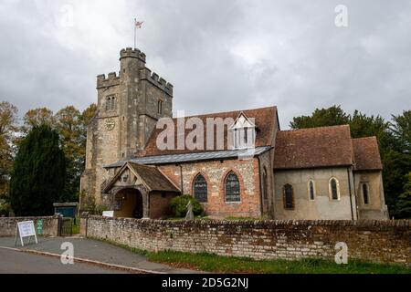 Little Missenden, Buckinghamshire, Großbritannien. Oktober 2020. St. Johannes der Täufer Kirche in Little Missenden Dorf ein Ort der Anbetung seit über 1,000 Jahren. In der Nähe des Weilers Little Missenden in den Chilterns haben die HS2-Straßenbauarbeiten für die neue High Speed Rail von London nach Birmingham begonnen. Unter den Chilterns soll ein 10 Meilen Tunnel gebohrt werden und in der Nähe der A413 in Little Missenden soll ein Lüftungsschacht gebaut werden. Vor Ort bestehen Bedenken hinsichtlich der Auswirkungen des Bauverkehrs und der Ausrüstung auf die Landstraßen sowie der negativen Auswirkungen der Bauarbeiten Stockfoto