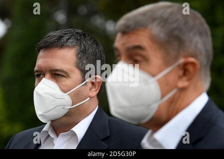 Lany, Tschechische Republik. Oktober 2020. Der tschechische Innenminister Jan Hamacek, links, und Premierminister Andrej Babis sprechen während einer Pressekonferenz nach einem Treffen mit Präsident Milos Zeman über das Coronavirus in Lany, Tschechische Republik, am 13. Oktober 2020. Kredit: Ondrej Deml/CTK Foto/Alamy Live Nachrichten Stockfoto