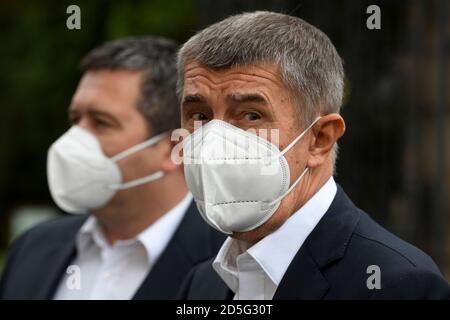 Lany, Tschechische Republik. Oktober 2020. Der tschechische Innenminister Jan Hamacek, links, und Premierminister Andrej Babis sprechen während einer Pressekonferenz nach einem Treffen mit Präsident Milos Zeman über das Coronavirus in Lany, Tschechische Republik, am 13. Oktober 2020. Kredit: Ondrej Deml/CTK Foto/Alamy Live Nachrichten Stockfoto