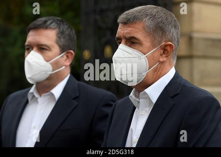 Lany, Tschechische Republik. Oktober 2020. Der tschechische Innenminister Jan Hamacek, links, und Premierminister Andrej Babis sprechen während einer Pressekonferenz nach einem Treffen mit Präsident Milos Zeman über das Coronavirus in Lany, Tschechische Republik, am 13. Oktober 2020. Kredit: Ondrej Deml/CTK Foto/Alamy Live Nachrichten Stockfoto