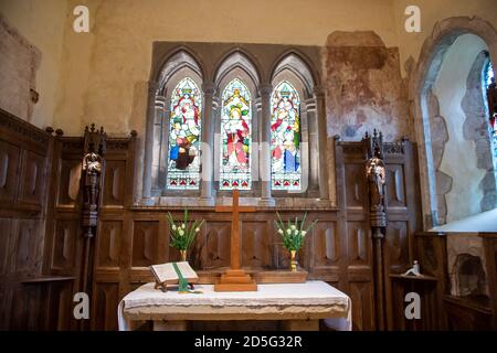 Little Missenden, Buckinghamshire, Großbritannien. Oktober 2020. St. Johannes der Täufer Kirche in Little Missenden Dorf ein Ort der Anbetung seit über 1,000 Jahren. In der Nähe des Weilers Little Missenden in den Chilterns haben die HS2-Straßenbauarbeiten für die neue High Speed Rail von London nach Birmingham begonnen. Unter den Chilterns soll ein 10 Meilen Tunnel gebohrt werden und in der Nähe der A413 in Little Missenden soll ein Lüftungsschacht gebaut werden. Vor Ort bestehen Bedenken hinsichtlich der Auswirkungen des Bauverkehrs und der Ausrüstung auf die Landstraßen sowie der negativen Auswirkungen der Bauarbeiten Stockfoto