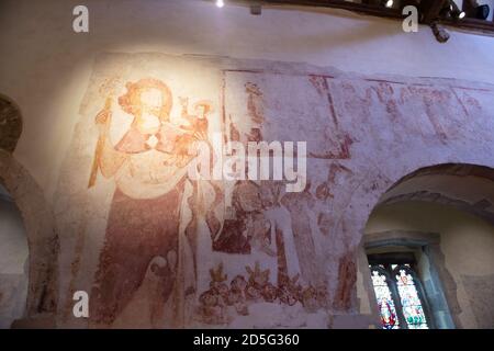 Little Missenden, Buckinghamshire, Großbritannien. Oktober 2020. St. Johannes der Täufer Kirche in Little Missenden Dorf ein Ort der Anbetung seit über 1,000 Jahren. In der Nähe des Weilers Little Missenden in den Chilterns haben die HS2-Straßenbauarbeiten für die neue High Speed Rail von London nach Birmingham begonnen. Unter den Chilterns soll ein 10 Meilen Tunnel gebohrt werden und in der Nähe der A413 in Little Missenden soll ein Lüftungsschacht gebaut werden. Vor Ort bestehen Bedenken hinsichtlich der Auswirkungen des Bauverkehrs und der Ausrüstung auf die Landstraßen sowie der negativen Auswirkungen der Bauarbeiten Stockfoto