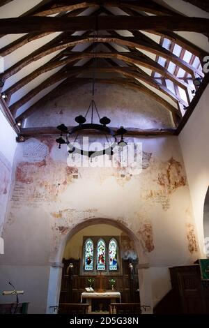 Little Missenden, Buckinghamshire, Großbritannien. Oktober 2020. St. Johannes der Täufer Kirche in Little Missenden Dorf ein Ort der Anbetung seit über 1,000 Jahren. In der Nähe des Weilers Little Missenden in den Chilterns haben die HS2-Straßenbauarbeiten für die neue High Speed Rail von London nach Birmingham begonnen. Unter den Chilterns soll ein 10 Meilen Tunnel gebohrt werden und in der Nähe der A413 in Little Missenden soll ein Lüftungsschacht gebaut werden. Vor Ort bestehen Bedenken hinsichtlich der Auswirkungen des Bauverkehrs und der Ausrüstung auf die Landstraßen sowie der negativen Auswirkungen der Bauarbeiten Stockfoto