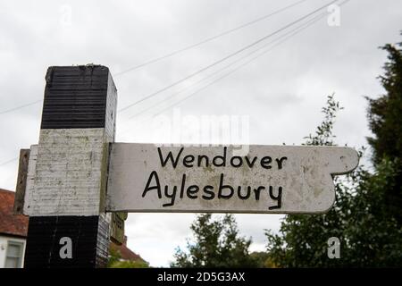 Little Missenden, Buckinghamshire, Großbritannien. Oktober 2020. Ein Straßenschild nach Wendover und Aylesbury. In der Nähe des Weilers Little Missenden in den Chilterns haben die HS2-Straßenbauarbeiten für die neue High Speed Rail von London nach Birmingham begonnen. Unter den Chilterns soll ein 10 Meilen Tunnel gebohrt werden und in der Nähe der A413 in Little Missenden soll ein Lüftungsschacht gebaut werden. Vor Ort bestehen Bedenken hinsichtlich der Auswirkungen des Bauverkehrs und der Ausrüstung auf die Landstraßen sowie der negativen Auswirkungen der Bauarbeiten auf die Umwelt. Quelle: Maureen McLean/Alamy Stockfoto