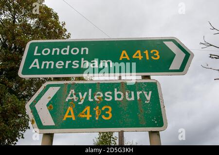 Little Missenden, Buckinghamshire, Großbritannien. Oktober 2020. A413 Straßenschilder nach Aylesbury, London und Amersham. In der Nähe des Weilers Little Missenden in den Chilterns haben die HS2-Straßenbauarbeiten für die neue High Speed Rail von London nach Birmingham begonnen. Unter den Chilterns soll ein 10 Meilen Tunnel gebohrt werden und in der Nähe der A413 in Little Missenden soll ein Lüftungsschacht gebaut werden. Vor Ort bestehen Bedenken hinsichtlich der Auswirkungen des Bauverkehrs und der Ausrüstung auf die Landstraßen sowie der negativen Auswirkungen der Bauarbeiten auf die Umwelt. Kredit: Maureen Mc Stockfoto