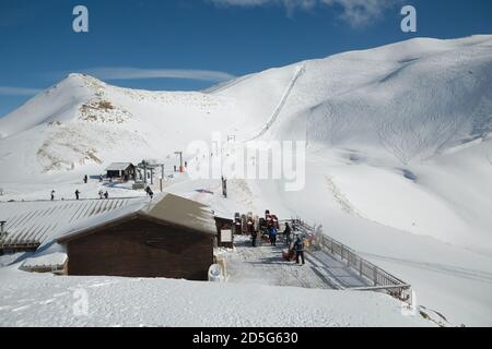 Skipisten auf dem Gipfel von Les Orres Stockfoto