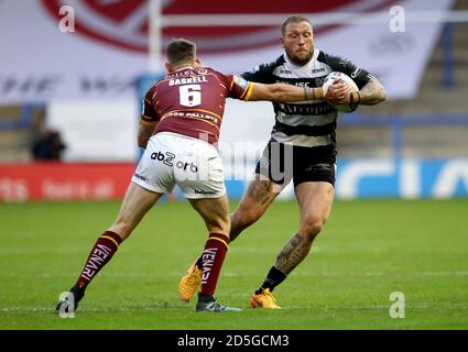 Josh Griffin (rechts) von Hull FC wird von Lee Gaskell von Huddersfield Giants während des Matches der Betfred Super League im Halliwell Jones Stadium, Warrington, angegangen. Stockfoto