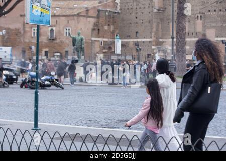 Roma, Italien. Oktober 2020. Blick auf die Via dei Fori Imperiali während der Dreharbeiten zum Film Mission Impossible 7 (Foto: Matteo Nardone/Pacific Press/Sipa USA) Quelle: SIPA USA/Alamy Live News Stockfoto