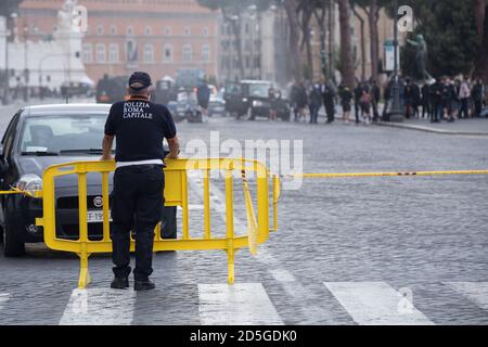 Roma, Italien. Oktober 2020. Blick auf die Via dei Fori Imperiali während der Dreharbeiten zum Film Mission Impossible 7 (Foto: Matteo Nardone/Pacific Press/Sipa USA) Quelle: SIPA USA/Alamy Live News Stockfoto