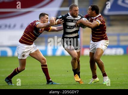 Josh Griffin (Mitte) von Hull FC wird von Lee Gaskell von Huddersfield Giants (links) und Leroy Cudjoe während des Matches der Betfred Super League im Halliwell Jones Stadium, Warrington, angegangen. Stockfoto