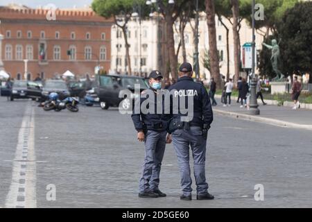 Roma, Italien. Oktober 2020. Blick auf die Via dei Fori Imperiali während der Dreharbeiten zum Film Mission Impossible 7 (Foto: Matteo Nardone/Pacific Press/Sipa USA) Quelle: SIPA USA/Alamy Live News Stockfoto