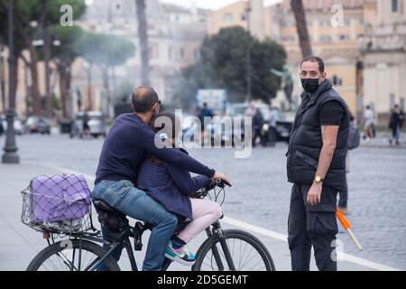 Roma, Italien. Oktober 2020. Blick auf die Via dei Fori Imperiali während der Dreharbeiten zum Film Mission Impossible 7 (Foto: Matteo Nardone/Pacific Press/Sipa USA) Quelle: SIPA USA/Alamy Live News Stockfoto