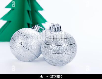 Weihnachtsschmuck und Grünbuch Baum auf einem weißen Hintergrund Stockfoto