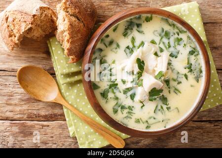 Rezept traditioneller schottischer Cullen Skink aus geräuchertem Schellfisch, Kartoffeln und Zwiebeln in der Nähe auf dem Teller auf dem Tisch. Horizontale Draufsicht von oben Stockfoto