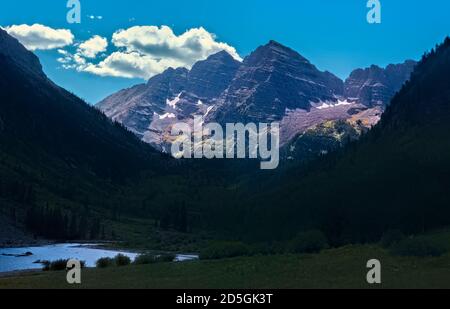 Klassische Ansicht der Maroon Bells und Maroon Lake, Aspen, Colorado, USA Stockfoto