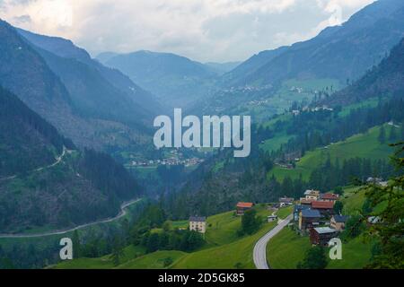 Berglandschaft im Sommer entlang der Straße nach Colle Santa Lucia, Dolomiten, Provinz Belluno, Venetien, Italien. Stockfoto