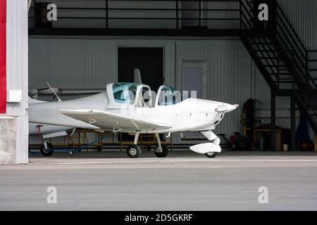 Kleines Sportflugzeug mit geöffnetem Cockpit-Baldachin im Hangar Stockfoto