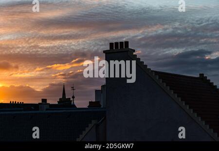 Leith, Edinburgh, Schottland, Großbritannien, 13. Oktober 2020. UK Wetter: Sonnenuntergang über den Giegeldächern von Leith Stockfoto