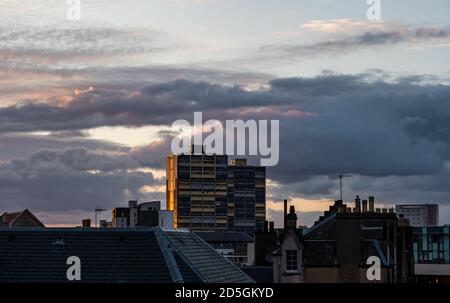 Leith, Edinburgh, Schottland, Großbritannien, 13. Oktober 2020. UK Wetter: Sonnenuntergang über den Dächern von Leith mit Couperr Street council Tower Block Stockfoto