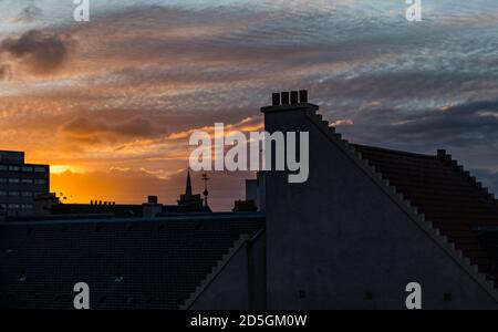 Leith, Edinburgh, Schottland, Großbritannien, 13. Oktober 2020. UK Wetter: Sonnenuntergang über den Giegeldächern von Leith Stockfoto