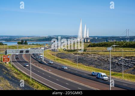 M90 Southern Approach Road to the Queensferry Crossing Road Bridge Crossing the River Forth von Queensferry nach Fife in Schottland, Großbritannien Stockfoto