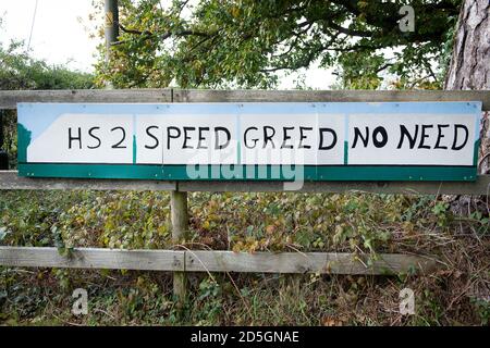 Wendover, Buckinghamshire, Großbritannien. Oktober 2020. HS2 Geschwindigkeit, Gier, keine Notwendigkeit Kunstwerk. Anti HS2 High Speed Rail Artwork auf einem Bauernhof in der Nähe von Wendover. Ein Viadukt für die neue Hochgeschwindigkeitsstrecke von London nach Birmingham wird durch Ackerland und alte Wälder in der Nähe schneiden. Viele Anwohner der Chilterns und Umweltaktivisten sind stark gegen das HS2-Projekt, das 108 uralte Waldgebiete, 693 Wildtiergebiete und 33 SSSIs gefährdet. Quelle: Maureen McLean/Alamy Stockfoto