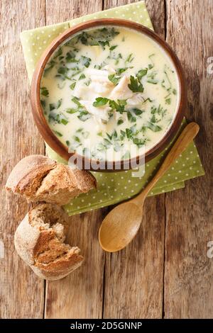 Tasty Cullen Skink ist eine klassische schottische geräucherte Fischsuppe mit samtigem Lauch und Kartoffel-Nahaufnahme auf dem Teller auf dem Tisch. Vertikale Draufsicht von oben Stockfoto